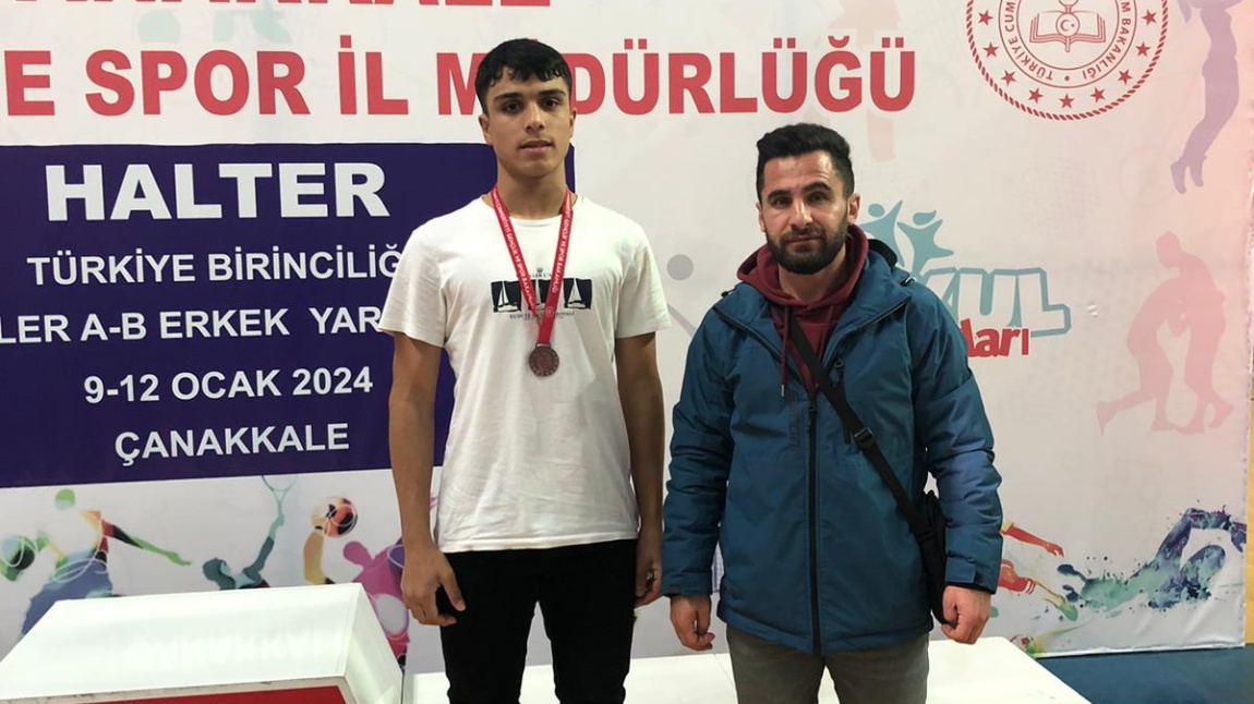 Okulumuz Öğrencisi Nail Dursun IŞIK Genç B Kategoride Türkiye Halter 3.üncüsü olmuştur.